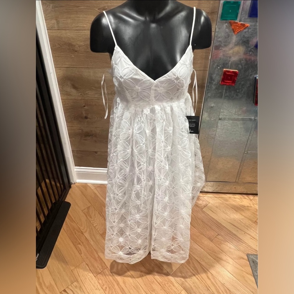 đ¤ Luluâs Radiate Elegance Ivory Floral Tulle Midi Dress â Size M đ¤ - Picture 2 of 6